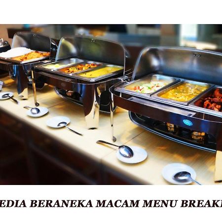 Merpati Hotel Pontianak Buitenkant foto
