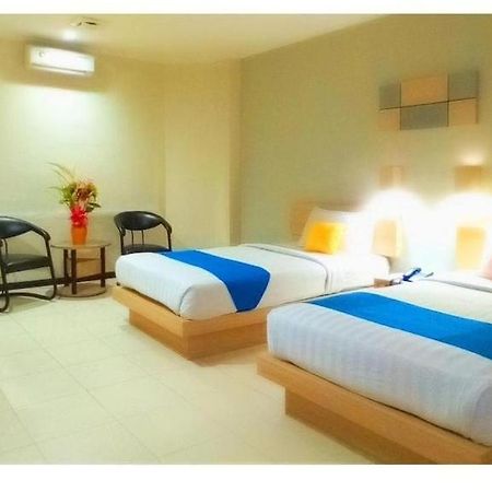 Merpati Hotel Pontianak Buitenkant foto