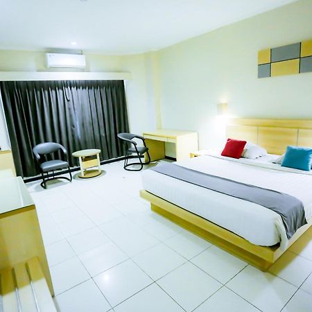 Merpati Hotel Pontianak Buitenkant foto