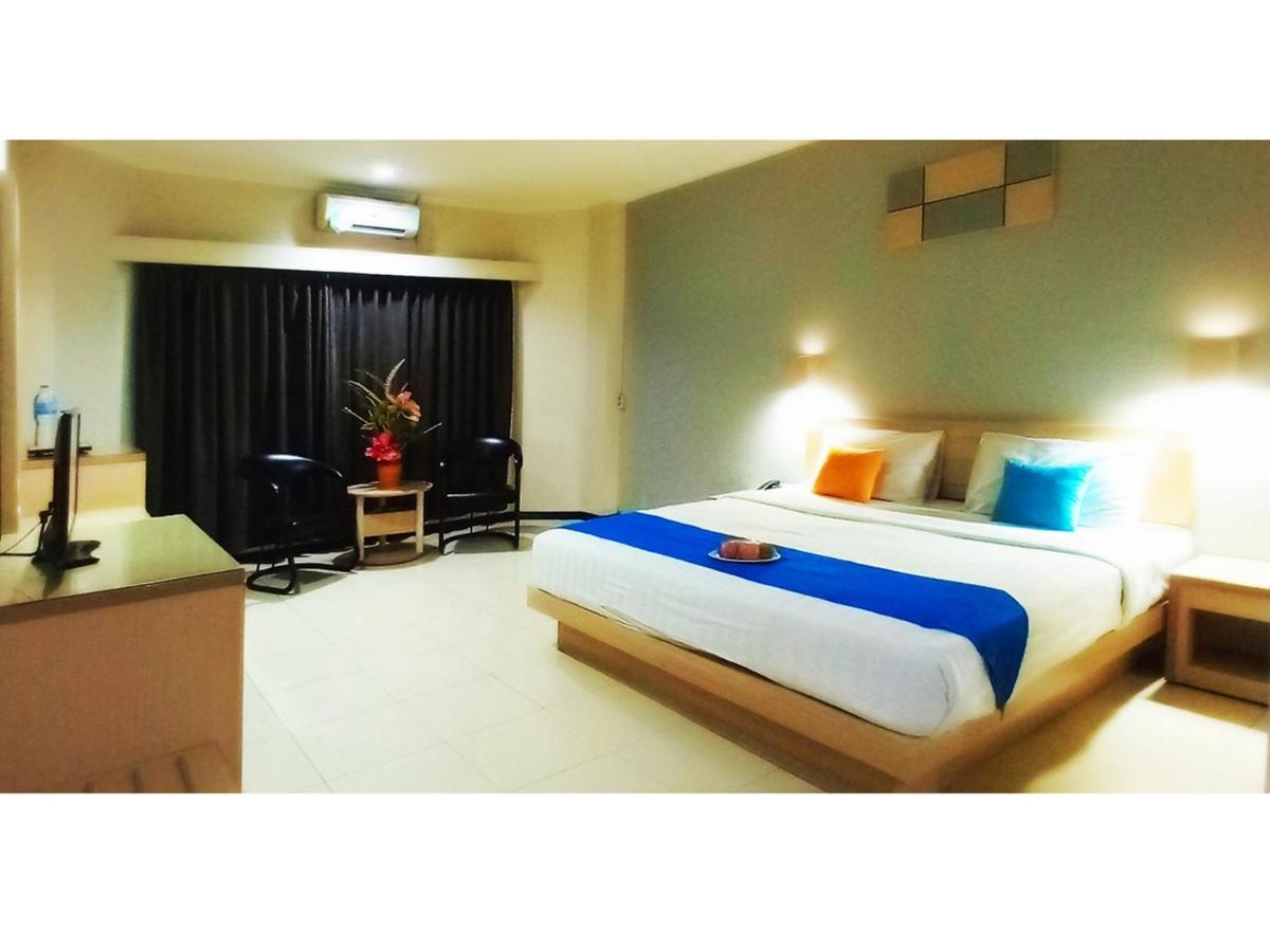 Merpati Hotel Pontianak Buitenkant foto