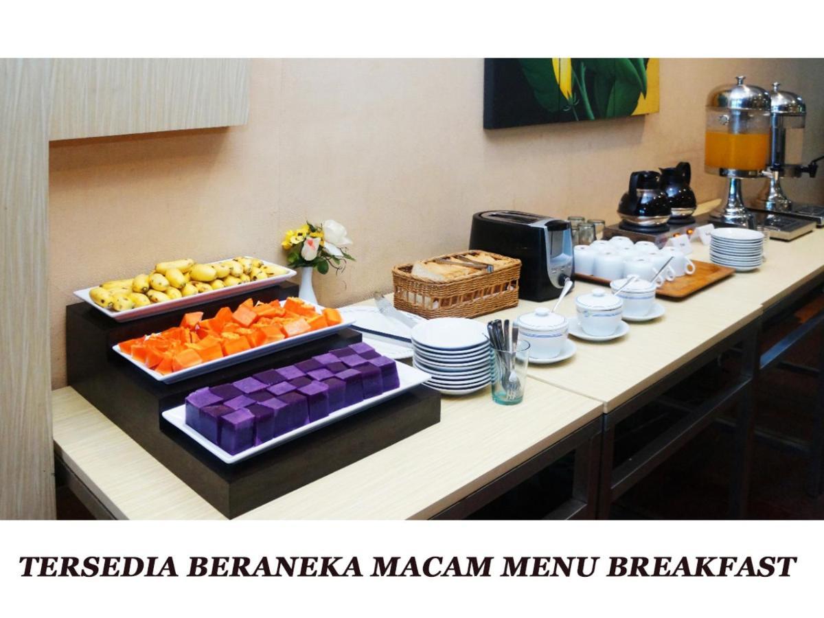 Merpati Hotel Pontianak Buitenkant foto