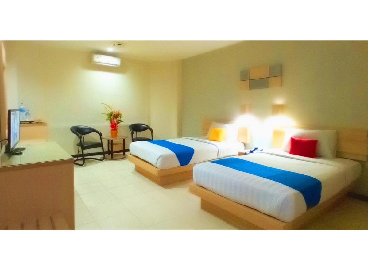 Merpati Hotel Pontianak Buitenkant foto