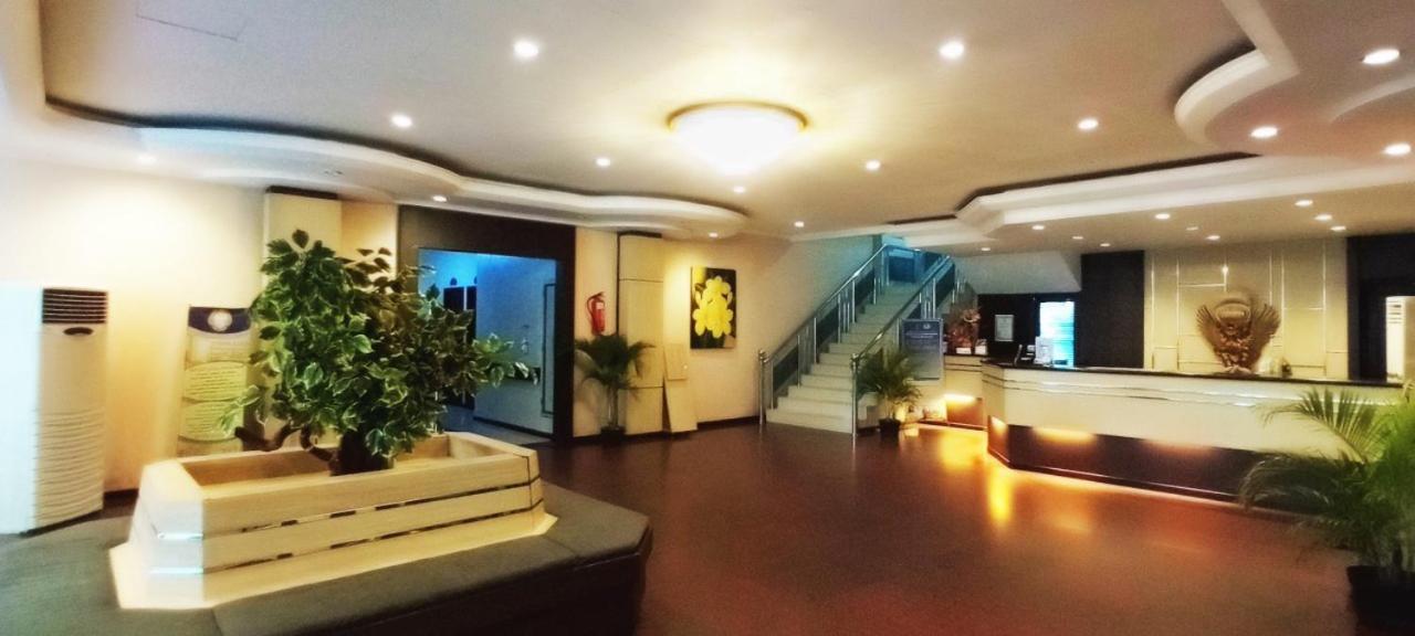 Merpati Hotel Pontianak Buitenkant foto