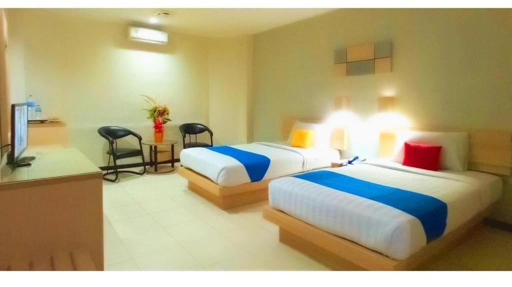 Merpati Hotel Pontianak Buitenkant foto