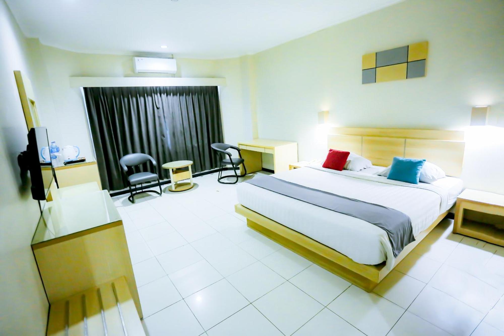 Merpati Hotel Pontianak Buitenkant foto