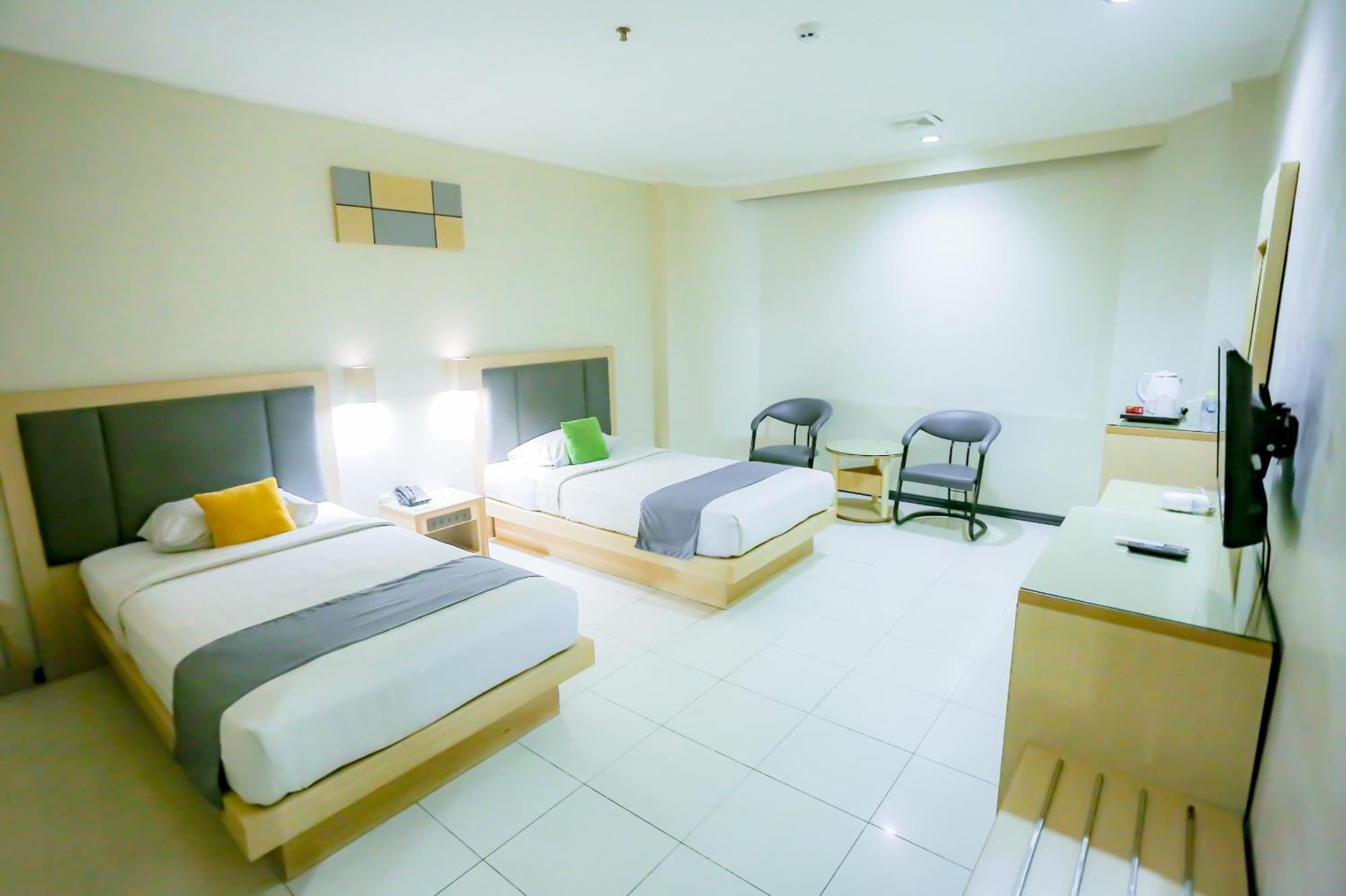 Merpati Hotel Pontianak Buitenkant foto