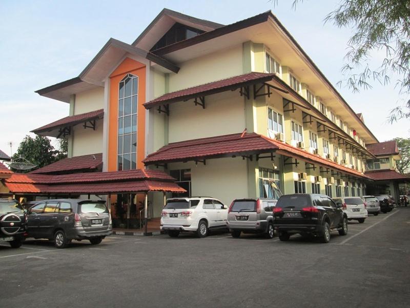 Merpati Hotel Pontianak Buitenkant foto