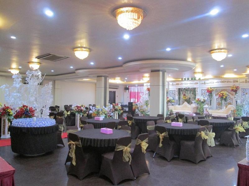 Merpati Hotel Pontianak Buitenkant foto