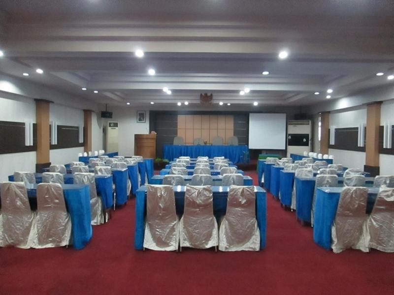 Merpati Hotel Pontianak Buitenkant foto