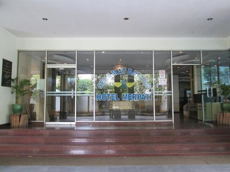 Merpati Hotel Pontianak Buitenkant foto