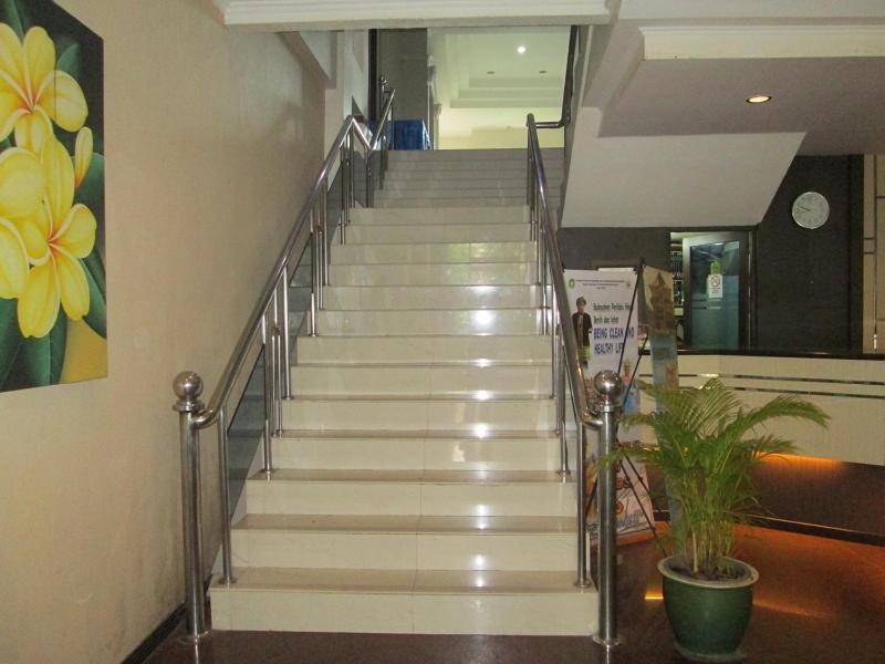 Merpati Hotel Pontianak Buitenkant foto